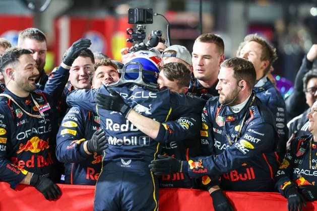Winner, Winner, Max Verstappen Oracle Red Bull Racing 1 sprints to his team, Las Vegas Grand Prix, Motorsport, Men, Formula 1, Race, 22 11 2025 Las Vegas Nevada USA Copyright: xkolbert-press ChristianxKolbertx