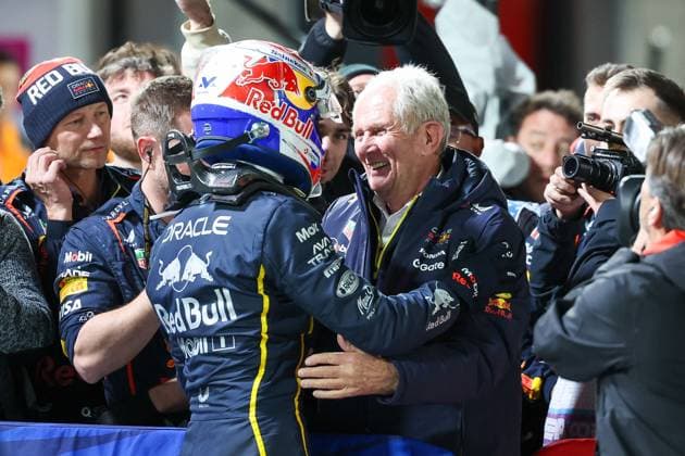 Winner, Winner, Max Verstappen Oracle Red Bull Racing 1 hugs Motorsport Boss Helmut Marko Oracle Red Bull Racing , Las Vegas Grand Prix, Motorsport, Men, Formula 1, Race, 22 11 2025 Las Vegas Nevada USA Copyright: xkolbert-press ChristianxKolbertx