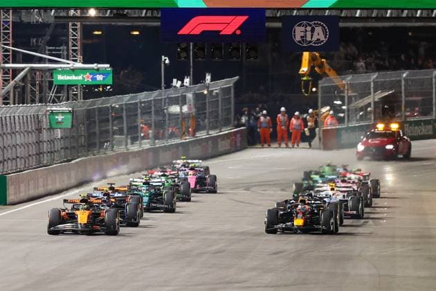 Start, Lando Norris McLaren Formula 1 Team 4 , Max Verstappen Oracle Red Bull Racing 1 , Carlos Sainz jr Atlassian Williams Racing 55 , Las Vegas Grand Prix, Motorsport, Men, Formula 1, Race, 22 11 2025 Las Vegas Nevada USA Copyright: xkolbert-press ChristianxKolbertx