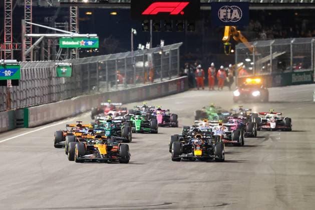 Start, Lando Norris McLaren Formula 1 Team 4 , Max Verstappen Oracle Red Bull Racing 1 , Carlos Sainz jr Atlassian Williams Racing 55 , Las Vegas Grand Prix, Motorsport, Men, Formula 1, Race, 22 11 2025 Las Vegas Nevada USA Copyright: xkolbert-press ChristianxKolbertx