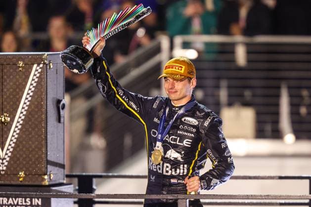 November 22, 2025: Oracle Red Bull Racing, Honda RBPT driver Max Verstappen (1) holds the championship trophy after winning the Formula One Heineken Las Vegas Grand Prix 2025 on the Las Vegas Street Circuit in Las Vegas, NV. CSM. Las Vegas United States of America - ZUMAc04_ 20251122_zma_c04_518 Copyright: xChristopherxTrimx