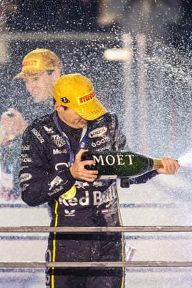 November 22, 2025: Oracle Red Bull Racing, Honda RBPT driver Max Verstappen (1) celebrates with Moet after winning the Formula One Heineken Las Vegas Grand Prix 2025 on the Las Vegas Street Circuit in Las Vegas, NV. CSM. Las Vegas United States of America - ZUMAc04_ 20251122_zma_c04_529 Copyright: xChristopherxTrimx
