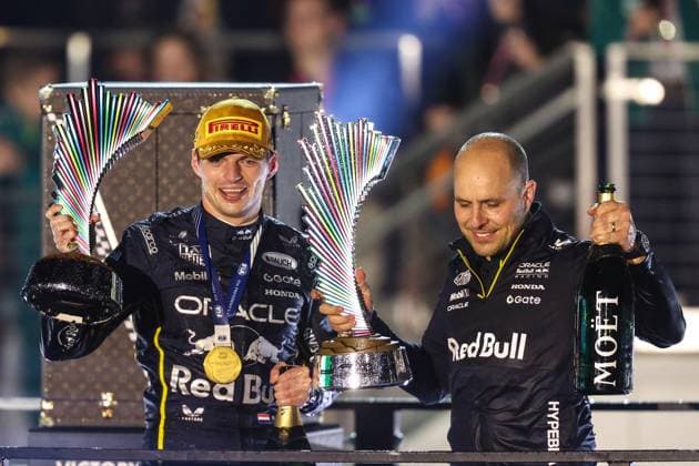 November 22, 2025: Oracle Red Bull Racing, Honda RBPT driver Max Verstappen (1) holds the championship trophy after winning the Formula One Heineken Las Vegas Grand Prix 2025 on the Las Vegas Street Circuit in Las Vegas, NV. CSM. Las Vegas United States of America - ZUMAc04_ 20251122_zma_c04_530 Copyright: xChristopherxTrimx