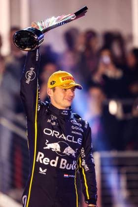 November 22, 2025: Oracle Red Bull Racing, Honda RBPT driver Max Verstappen (1) holds the championship trophy after winning the Formula One Heineken Las Vegas Grand Prix 2025 on the Las Vegas Street Circuit in Las Vegas, NV. CSM. Las Vegas United States of America - ZUMAc04_ 20251122_zma_c04_533 Copyright: xChristopherxTrimx