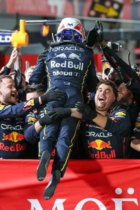 Winner, Winner, Max Verstappen Oracle Red Bull Racing 1 sprints to his team, Las Vegas Grand Prix, Motorsport, Men, Formula 1, Race, 22 11 2025 Las Vegas Nevada USA Copyright: xkolbert-press ChristianxKolbertx