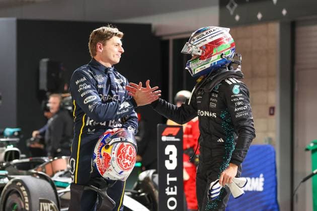 Max Verstappen Oracle Red Bull Racing 1 claps Kimi Antonelli Mercedes AMG Petronas 12, Grand Prix of Las Vegas, Motorsport, Men, Formula 1, Race, 22 11 2025 Las Vegas Nevada USA Copyright: xkolbert-press ChristianxKolbertx