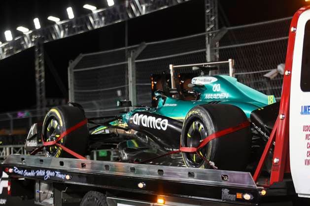 Formula1; Round22; Las Vegas Grand Prix; USA Lance Stroll s (CAN) - Aston Martin Aramco F1 Team - AMR25 - damaged car during Formula1 Heineken Las Vegas Grand Prix on november 22., 2025 in Las Vegas Strip Circuit, United States Of America Zsombor Toth Las Vegas Las Vegas Strip Circuit Nevada United States Of America