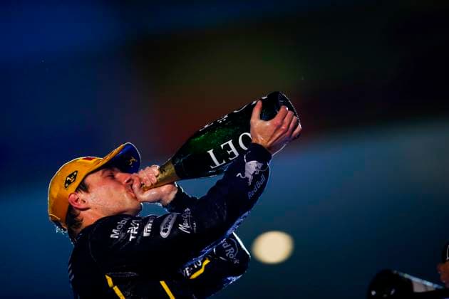 F1 - LAS VEGAS GRAND PRIX 2025 VERSTAPPEN Max (ned), Red Bull Racing RB21, portrait celebrating his win on the podium on the podium, Moët during the 2025 Formula 1 Las Vegas Grand Prix, 22th round of the 2025 FIA Formula One World Championship, WM, Weltmeisterschaft from November 21 to 23, 2025 on the Las Vegas Strip Circuit, in Paradise, Nevada, United States of America - ParadiseUnited States Copyright: xJoaoxFilipex