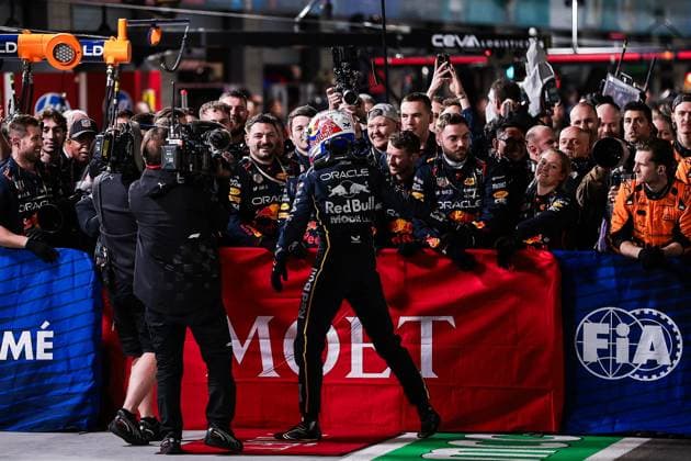 F1 - LAS VEGAS GRAND PRIX 2025 VERSTAPPEN Max (ned), Red Bull Racing RB21, portrait celebration, Moet and Chandon during the 2025 Formula 1 Las Vegas Grand Prix, 22th round of the 2025 FIA Formula One World Championship, WM, Weltmeisterschaft from November 21 to 23, 2025 on the Las Vegas Strip Circuit, in Paradise, Nevada, United States of America - ParadiseUnited States Copyright: xEricxAlonsox