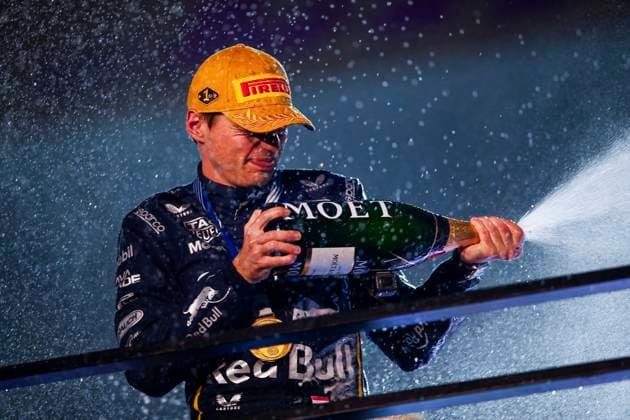 F1 - LAS VEGAS GRAND PRIX 2025 VERSTAPPEN Max (ned), Red Bull Racing RB21, portrait celebrating his win on the podium, Moët during the 2025 Formula 1 Las Vegas Grand Prix, 22th round of the 2025 FIA Formula One World Championship, WM, Weltmeisterschaft from November 21 to 23, 2025 on the Las Vegas Strip Circuit, in Paradise, Nevada, United States of America - ParadiseUnited States Copyright: xJoaoxFilipex