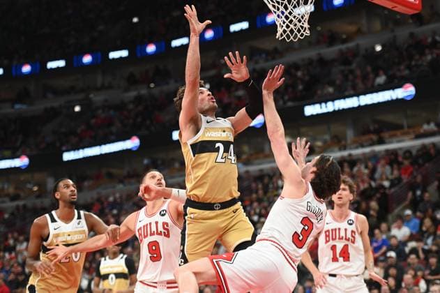 Chicago Bulls v Washington Wizards - NBA, Basketball Herren, USA CHICAGO, UNITED STATES - NOVEMBER 22: Josh Giddey (3) of Chicago Bulls in action against Corey Kispert (24) of Washington Wizards during NBA basketball game between Chicago Bulls and Washington Wizards at the United Center in Chicago, United States on November 22, 2025. Jacek Boczarski Anadolu Chicago United States. Editorial use only. Please get in touch for any other usage.  Copyright: x2025xAnadoluxJacekxBoczarskix