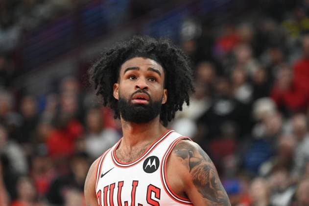 Chicago Bulls v Washington Wizards - NBA, Basketball Herren, USA CHICAGO,ILLINOIS - NOVEMBER 22: Chicago Bulls guard Coby White (0) looks toward the court in the second half of an NBA basketball game against the Washington Wizards at United Center on November 22, 2025. Jacek Boczarski Anadolu Chicago United States. Editorial use only. Please get in touch for any other usage.  Copyright: x2025xAnadoluxJacekxBoczarskix