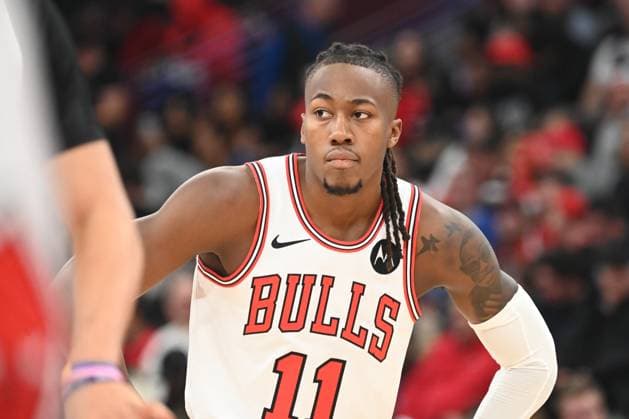 Chicago Bulls v Washington Wizards - NBA, Basketball Herren, USA CHICAGO,ILLINOIS - NOVEMBER 22 : Chicago Bulls forward Ayo Dosunmu (11) looks toward the court in the second half of an NBA basketball game against the Washington Wizards at United Center on November 22,2025. Jacek Boczarski Anadolu Chicago United States. Editorial use only. Please get in touch for any other usage.  Copyright: x2025xAnadoluxJacekxBoczarskix