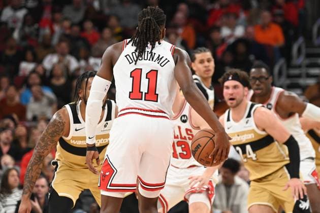 Chicago Bulls v Washington Wizards - NBA, Basketball Herren, USA CHICAGO, ILLINOIS - NOVEMBER 22: Chicago Bulls guard Ayo Dosunmu (11) drives to the basket against Washington Wizards players during their NBA regular-season game at the United Center on November 22, 2025. Jacek Boczarski Anadolu Chicago United States. Editorial use only. Please get in touch for any other usage.  Copyright: x2025xAnadoluxJacekxBoczarskix