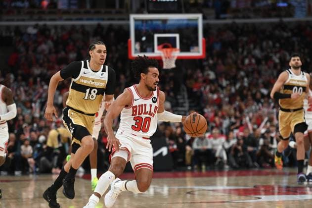 Chicago Bulls v Washington Wizards - NBA, Basketball Herren, USA CHICAGO, ILLINOIS - NOVEMBER 22: Chicago Bulls guard Tre Jones (30) drives to the basket against Washington Wizards players during NBA basketball game between Chicago Bulls and Washington Wizards at the United Center in Chicago, United States on November 22, 2025. Jacek Boczarski Anadolu Chicago United States. Editorial use only. Please get in touch for any other usage.  Copyright: x2025xAnadoluxJacekxBoczarskix