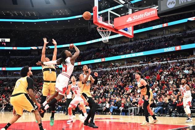 Chicago Bulls v Washington Wizards - NBA, Basketball Herren, USA CHICAGO,ILLINOIS - NOVEMBER 22 : A Chicago Bulls guard drives past a Washington Wizards defender during NBA basketball game between Chicago Bulls and Washington Wizards at the United Center in Chicago, United States on November 22, 2025. Jacek Boczarski Anadolu Chicago United States. Editorial use only. Please get in touch for any other usage.  Copyright: x2025xAnadoluxJacekxBoczarskix