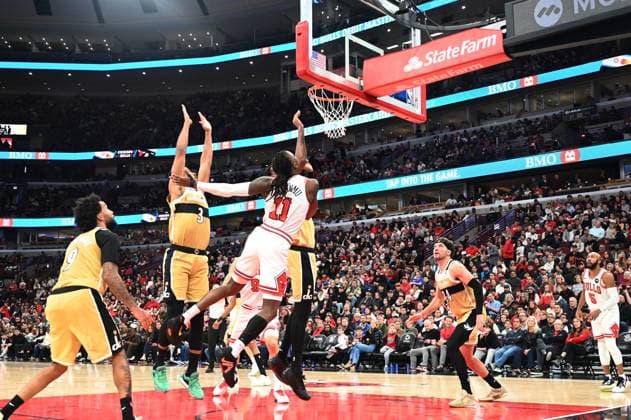 Chicago Bulls v Washington Wizards - NBA, Basketball Herren, USA CHICAGO,ILLINOIS - NOVEMBER 22 : A Chicago Bulls guard drives past a Washington Wizards defender during NBA basketball game between Chicago Bulls and Washington Wizards at the United Center in Chicago, United States on November 22, 2025. Jacek Boczarski Anadolu Chicago United States. Editorial use only. Please get in touch for any other usage.  Copyright: x2025xAnadoluxJacekxBoczarskix