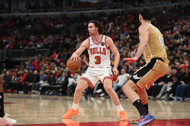 Chicago Bulls v Washington Wizards - NBA, Basketball Herren, USA CHICAGO, ILLINOIS - NOVEMBER 22: Chicago Bulls guard Josh Giddey (3) drives to the basket against Washington Wizards players during their NBA regular-season game at the United Center on November 22, 2025. Jacek Boczarski Anadolu Chicago Bulls United States. Editorial use only. Please get in touch for any other usage.  Copyright: x2025xAnadoluxJacekxBoczarskix