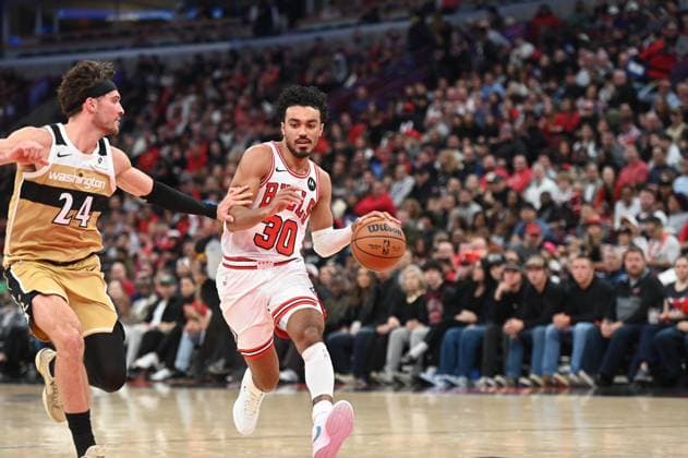 Chicago Bulls v Washington Wizards - NBA, Basketball Herren, USA CHICAGO, ILLINOIS - NOVEMBER 22: Chicago Bulls guard Tre Jones (30) drives to the basket against Washington Wizards players during their NBA regular-season game at the United Center on November 22, 2025. Jacek Boczarski Anadolu Chicago Bulls United States. Editorial use only. Please get in touch for any other usage.  Copyright: x2025xAnadoluxJacekxBoczarskix