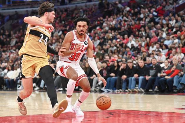 Chicago Bulls v Washington Wizards - NBA, Basketball Herren, USA CHICAGO, ILLINOIS - NOVEMBER 22: Chicago Bulls guard Tre Jones (30) drives to the basket against Washington Wizards players during their NBA regular-season game at the United Center on November 22, 2025. Jacek Boczarski Anadolu Chicago Bulls United States. Editorial use only. Please get in touch for any other usage.  Copyright: x2025xAnadoluxJacekxBoczarskix