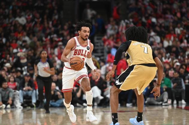 Chicago Bulls v Washington Wizards - NBA, Basketball Herren, USA CHICAGO, ILLINOIS - NOVEMBER 22: Chicago Bulls guard Tre Jones (30) drives to the basket against Washington Wizards players during their NBA regular-season game at the United Center on November 22, 2025. Jacek Boczarski Anadolu Chicago Bulls United States. Editorial use only. Please get in touch for any other usage.  Copyright: x2025xAnadoluxJacekxBoczarskix