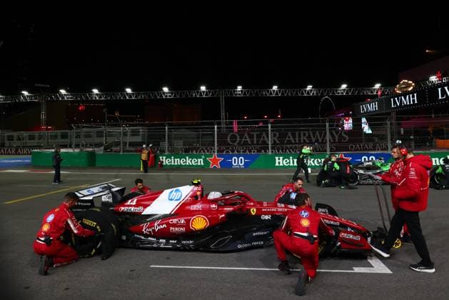 Formula 1 Las Vegas Grand Prix 2025 Ferrari engineers observe the car of Lewis Hamilton during the Las Vegas GP 2025 at the Las Vegas Strip Circuit, Nevada, United States on 22 November 2025 Credit: Shaun Brooks Every Second Media Editorial use only. All images are copyright Every Second Media Limited. No images may be reproduced without prior permission. Copyright: xIMAGO EveryxSecondxMediax ESM-1645-0050 ShaunxBrooksx xEveryxSecondxMediax