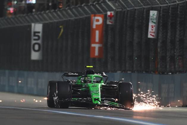 Formula 1 Las Vegas Grand Prix 2025 Gabriel Bortoleto of Kick Sauber pits due to an accident on the first lap during the Las Vegas GP 2025 at the Las Vegas Strip Circuit, Nevada, United States on 22 November 2025 Credit: Shaun Brooks Every Second Media Editorial use only. All images are copyright Every Second Media Limited. No images may be reproduced without prior permission. Copyright: xIMAGO EveryxSecondxMediax ESM-1645-0052 ShaunxBrooksx xEveryxSecondxMediax