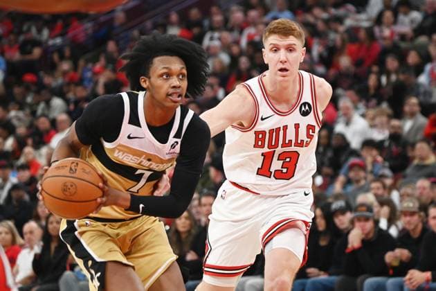Chicago Bulls v Washington Wizards - NBA, Basketball Herren, USA CHICAGO, UNITED STATES - NOVEMBER 22: Kevin Huerter of Chicago Bulls in action against Bub Carrington (7) of Washington Wizards during NBA basketball game between Chicago Bulls and Washington Wizards at the United Center in Chicago, United States on November 22, 2025. Jacek Boczarski Anadolu Chicago Bulls United States. Editorial use only. Please get in touch for any other usage.  Copyright: x2025xAnadoluxJacekxBoczarskix