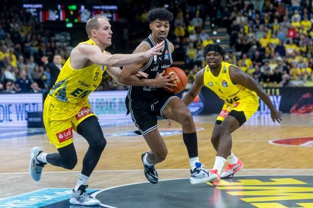 Oldenburg, Lower Saxony, DEU, 22 11 2025, Ibi Watson center, BMA365 Bamberg Baskets , Seth Hinrichs left, EWE Baskets Oldenburg and Brian Fobbs right, EWE Baskets Oldenburg EWE Baskets Oldenburg vs BMA365 Bamberg Baskets 1 Basketball Bundesliga Season 2025 2026, Matchday 8, Grosse EWE Arena EWE Baskets Oldenburg vs BMA365 Bamberg Baskets www.andreas-burmann.de