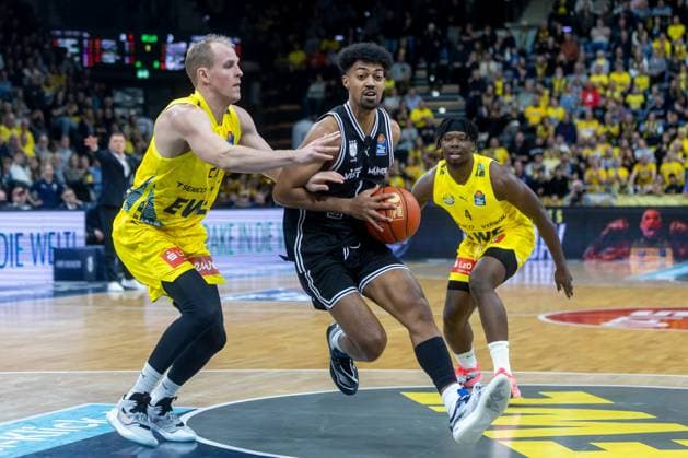 Oldenburg, Lower Saxony, DEU, 22 11 2025, Ibi Watson center, BMA365 Bamberg Baskets , Seth Hinrichs left, EWE Baskets Oldenburg and Brian Fobbs right, EWE Baskets Oldenburg EWE Baskets Oldenburg vs BMA365 Bamberg Baskets 1 Basketball Bundesliga Season 2025 2026, Matchday 8, Grosse EWE Arena EWE Baskets Oldenburg vs BMA365 Bamberg Baskets www.andreas-burmann.de