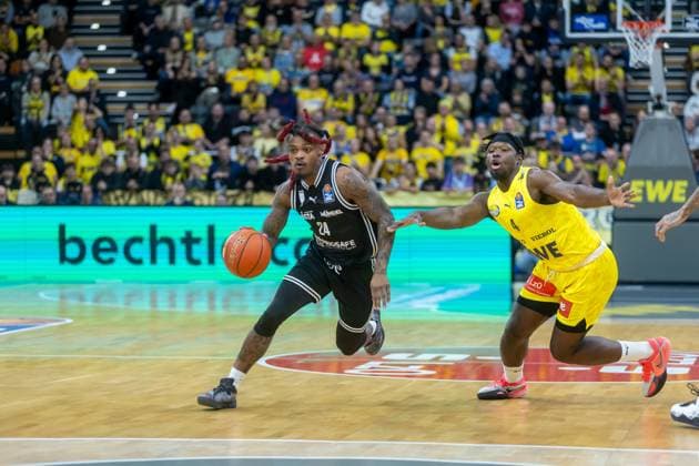Oldenburg, Lower Saxony, DEU, 22 11 2025, Cobe Williams left, BMA365 Bamberg Baskets and Brian Fobbs right, EWE Baskets Oldenburg , EWE Baskets Oldenburg vs BMA365 Bamberg Baskets 1 Basketball Bundesliga Season 2025 2026, Matchday 8, Grosse EWE Arena EWE Baskets Oldenburg vs BMA365 Bamberg Baskets www.andreas-burmann.de