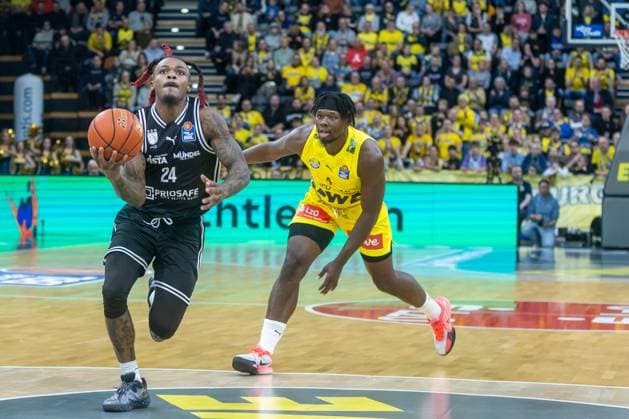 Oldenburg, Lower Saxony, DEU, 22 11 2025, Cobe Williams left, BMA365 Bamberg Baskets and Brian Fobbs right, EWE Baskets Oldenburg EWE Baskets Oldenburg vs BMA365 Bamberg Baskets 1 Basketball Bundesliga Season 2025 2026, Matchday 8, Big EWE Arena EWE Baskets Oldenburg vs BMA365 Bamberg Baskets www.andreas-burmann.de