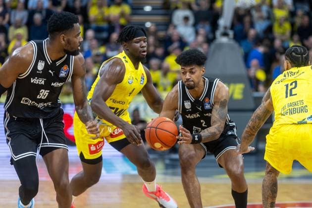 Oldenburg, Lower Saxony, DEU, 22 11 2025, Ibi Watson right, BMA365 Bamberg Baskets and Brian Fobbs left, EWE Baskets Oldenburg andEjiofor Onu left, BMA365 Bamberg Baskets EWE Baskets Oldenburg vs BMA365 Bamberg Baskets 1 Basketball Bundesliga Season 2025 2026, Matchday 8, Grosse EWE Arena EWE Baskets Oldenburg vs BMA365 Bamberg Baskets www.andreas-burmann.de