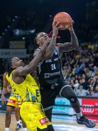 Oldenburg, Lower Saxony, DEU, 22 11 2025, Cobe Williams center, BMA365 Bamberg Baskets , Christopher Clemons left, EWE Baskets Oldenburg , Brian Fobbs right, EWE Baskets Oldenburg EWE Baskets Oldenburg vs BMA365 Bamberg Baskets 1 Basketball Bundesliga Season 2025 2026, Matchday 8, Grosse EWE Arena EWE Baskets Oldenburg vs BMA365 Bamberg Baskets www.andreas-burmann.de