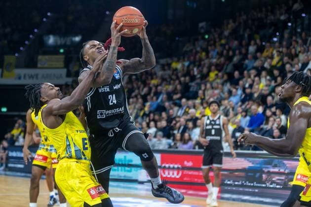 Oldenburg, Lower Saxony, DEU, 22 11 2025, Cobe Williams center, BMA365 Bamberg Baskets , Christopher Clemons left, EWE Baskets Oldenburg , Brian Fobbs right, EWE Baskets Oldenburg EWE Baskets Oldenburg vs BMA365 Bamberg Baskets 1 Basketball Bundesliga Season 2025 2026, Matchday 8, Grosse EWE Arena EWE Baskets Oldenburg vs BMA365 Bamberg Baskets www.andreas-burmann.de