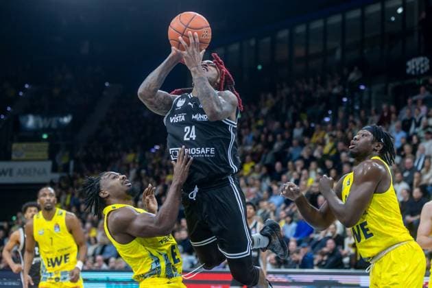 Oldenburg, Lower Saxony, DEU, 22 11 2025, Cobe Williams center, BMA365 Bamberg Baskets , Christopher Clemons left, EWE Baskets Oldenburg and Brian Fobbs right, EWE Baskets Oldenburg EWE Baskets Oldenburg vs BMA365 Bamberg Baskets 1 Basketball Bundesliga Season 2025 2026, Matchday 8, Grosse EWE Arena EWE Baskets Oldenburg vs BMA365 Bamberg Baskets www.andreas-burmann.de