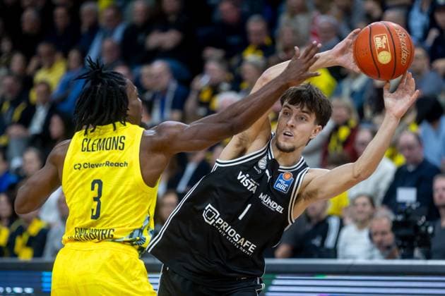 Oldenburg, Lower Saxony, DEU, 22 11 2025, Zachary Ensminger right, BMA365 Bamberg Baskets and Christopher Clemons left, EWE Baskets Oldenburg EWE Baskets Oldenburg vs BMA365 Bamberg Baskets 1 Basketball Bundesliga Season 2025 2026, Matchday 8, Grosse EWE Arena EWE Baskets Oldenburg vs BMA365 Bamberg Baskets www.andreas-burmann.de