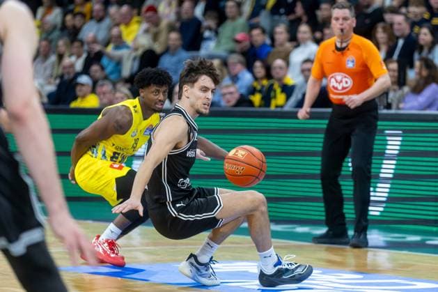 Oldenburg, Lower Saxony, DEU, 22 11 2025, Zachary Ensminger right, BMA365 Bamberg Baskets and Jonil Fugett EWE Baskets Oldenburg EWE Baskets Oldenburg vs BMA365 Bamberg Baskets 1 Basketball Bundesliga Season 2025 2026, Matchday 8, Grosse EWE Arena EWE Baskets Oldenburg vs BMA365 Bamberg Baskets www.andreas-burmann.de