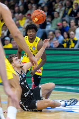 Oldenburg, Lower Saxony, DEU, 22 11 2025, Zachary Ensminger right, BMA365 Bamberg Baskets and Jonil Fugett EWE Baskets Oldenburg EWE Baskets Oldenburg vs BMA365 Bamberg Baskets 1 Basketball Bundesliga Season 2025 2026, Matchday 8, Grosse EWE Arena EWE Baskets Oldenburg vs BMA365 Bamberg Baskets www.andreas-burmann.de