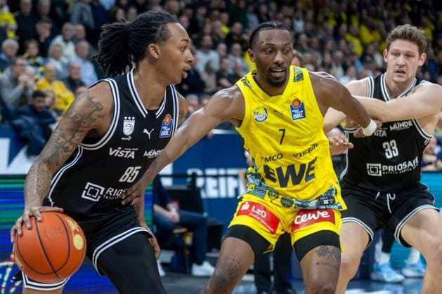 Oldenburg, Lower Saxony, DEU, 22 11 2025, Austin Crowley left, BMA365 Bambwerg Baskets , Dakarai Tucker center, EWE Baskets Oldenburg and Patrick Heckmann right, BMA365 Bamberg Baskets EWE Baskets Oldenburg vs BMA365 Bamberg Baskets 1 Basketball Bundesliga Season 2025 2026, Matchday 8, Grosse EWE Arena EWE Baskets Oldenburg vs BMA365 Bamberg Baskets www.andreas-burmann.de