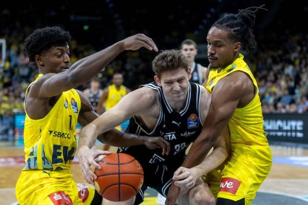Oldenburg, Lower Saxony, DEU, 22 11 2025, Patrick Heckmann center, BMA365 Bamberg Baskets , Jonil Fugett left, EWE Baskets Oldenburg and James Woodard right, EWE Baskets Oldenburg EWE Baskets Oldenburg vs BMA365 Bamberg Baskets 1 Basketball Bundesliga Season 2025 2026, Matchday 8, Grosse EWE Arena EWE Baskets Oldenburg vs BMA365 Bamberg Baskets www.andreas-burmann.de