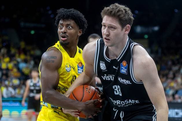 Oldenburg, Lower Saxony, DEU, 22 11 2025, Jonil Fugett left, EWE Baskets Oldenburg and Patrick Heckmann BMA365 Bamberg Baskets EWE Baskets Oldenburg vs BMA365 Bamberg Baskets 1 Basketball Bundesliga Season 2025 2026, Matchday 8, Big EWE Arena EWE Baskets Oldenburg vs BMA365 Bamberg Baskets www.andreas-burmann.de