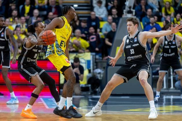 Oldenburg, Lower Saxony, DEU, 22 11 2025, Dakarai Tucker center, EWE Baskets Oldenburg , Patrick Heckmann right, BMA365 Bamberg Baskets and Austin Crowley left, BMA365 Bambwerg Baskets EWE Baskets Oldenburg vs BMA365 Bamberg Baskets 1 Basketball Bundesliga Season 2025 2026, Matchday 8, Grosse EWE Arena EWE Baskets Oldenburg vs BMA365 Bamberg Baskets www.andreas-burmann.de