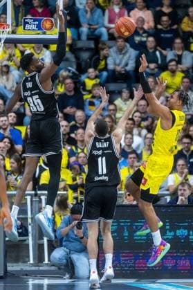 Oldenburg, Lower Saxony, DEU, 22 11 2025, Nicholas Tischler right, EWE Baskets Oldenburg and Ejiofor Onu left, BMA365 Bamberg Baskets EWE Baskets Oldenburg vs BMA365 Bamberg Baskets 1 Basketball Bundesliga Season 2025 2026, Matchday 8, Grosse EWE Arena EWE Baskets Oldenburg vs BMA365 Bamberg Baskets www.andreas-burmann.de