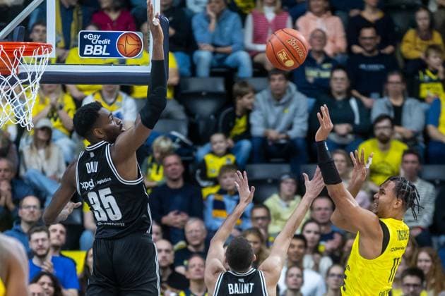 Oldenburg, Lower Saxony, DEU, 22 11 2025, Nicholas Tischler right, EWE Baskets Oldenburg and Ejiofor Onu left, BMA365 Bamberg Baskets EWE Baskets Oldenburg vs BMA365 Bamberg Baskets 1 Basketball Bundesliga Season 2025 2026, Matchday 8, Grosse EWE Arena EWE Baskets Oldenburg vs BMA365 Bamberg Baskets www.andreas-burmann.de