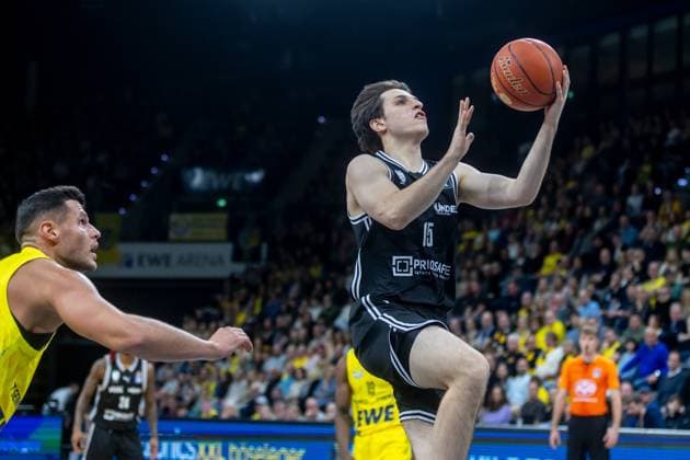 Oldenburg, Lower Saxony, DEU, 22 11 2025, Adrian Petkovic right, BMA365 Bamberg Baskets and Filip Stanic left, EWE Baskets Oldenburg EWE Baskets Oldenburg vs BMA365 Bamberg Baskets 1 Basketball Bundesliga Season 2025 2026, Matchday 8, Big EWE Arena EWE Baskets Oldenburg vs BMA365 Bamberg Baskets www.andreas-burmann.de