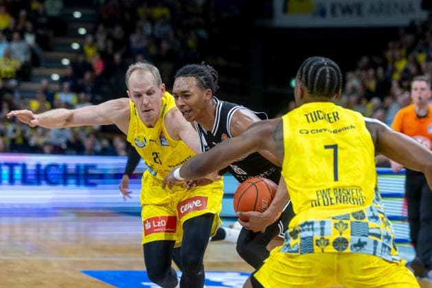 Oldenburg, Lower Saxony, DEU, 22 11 2025, Austin Crowley center, BMA365 Bamberg Baskets , Seth Hinrichs left, EWE Baskets Oldenburg and Dakarai Tucker right, EWE Baskets Oldenburg EWE Baskets Oldenburg vs BMA365 Bamberg Baskets 1 Basketball Bundesliga Season 2025 2026, Matchday 8, Grosse EWE Arena EWE Baskets Oldenburg vs BMA365 Bamberg Baskets www.andreas-burmann.de