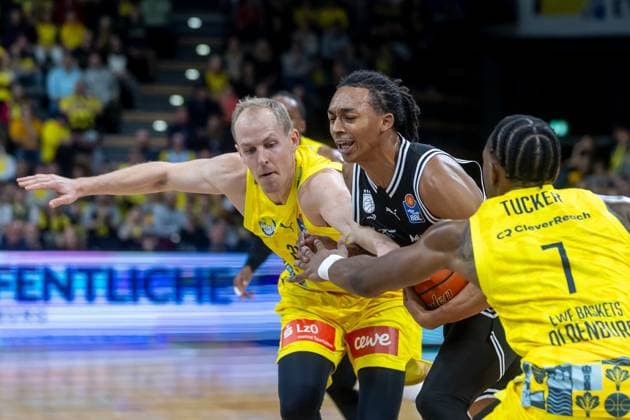 Oldenburg, Lower Saxony, DEU, 22 11 2025, Austin Crowley center, BMA365 Bamberg Baskets , Seth Hinrichs left, EWE Baskets Oldenburg and Dakarai Tucker right, EWE Baskets Oldenburg EWE Baskets Oldenburg vs BMA365 Bamberg Baskets 1 Basketball Bundesliga Season 2025 2026, Matchday 8, Grosse EWE Arena EWE Baskets Oldenburg vs BMA365 Bamberg Baskets www.andreas-burmann.de