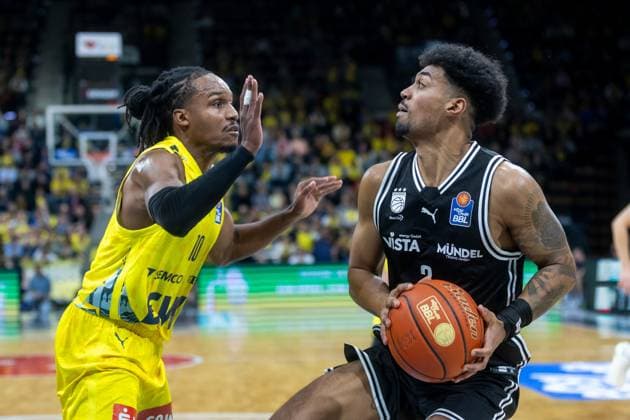 Oldenburg, Lower Saxony, DEU, 22 11 2025, Ibi Watson right, BMA365 Bamberg Baskets and James Woodard left, EWE Baskets Oldenburg EWE Baskets Oldenburg vs BMA365 Bamberg Baskets 1 Basketball Bundesliga Season 2025 2026, Matchday 8, Big EWE Arena EWE Baskets Oldenburg vs BMA365 Bamberg Baskets www.andreas-burmann.de