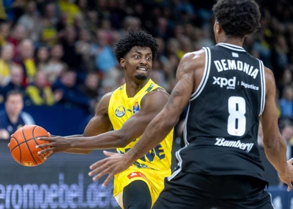 Oldenburg, Lower Saxony, DEU, 22 11 2025, Jonil Fugett left, EWE Baskets Oldenburg and Demarcusv Demonia right, BMA365 Bamberg Baskets EWE Baskets Oldenburg vs BMA365 Bamberg Baskets 1 Basketball Bundesliga Season 2025 2026, Matchday 8, Grosse EWE Arena EWE Baskets Oldenburg vs BMA365 Bamberg Baskets www.andreas-burmann.de